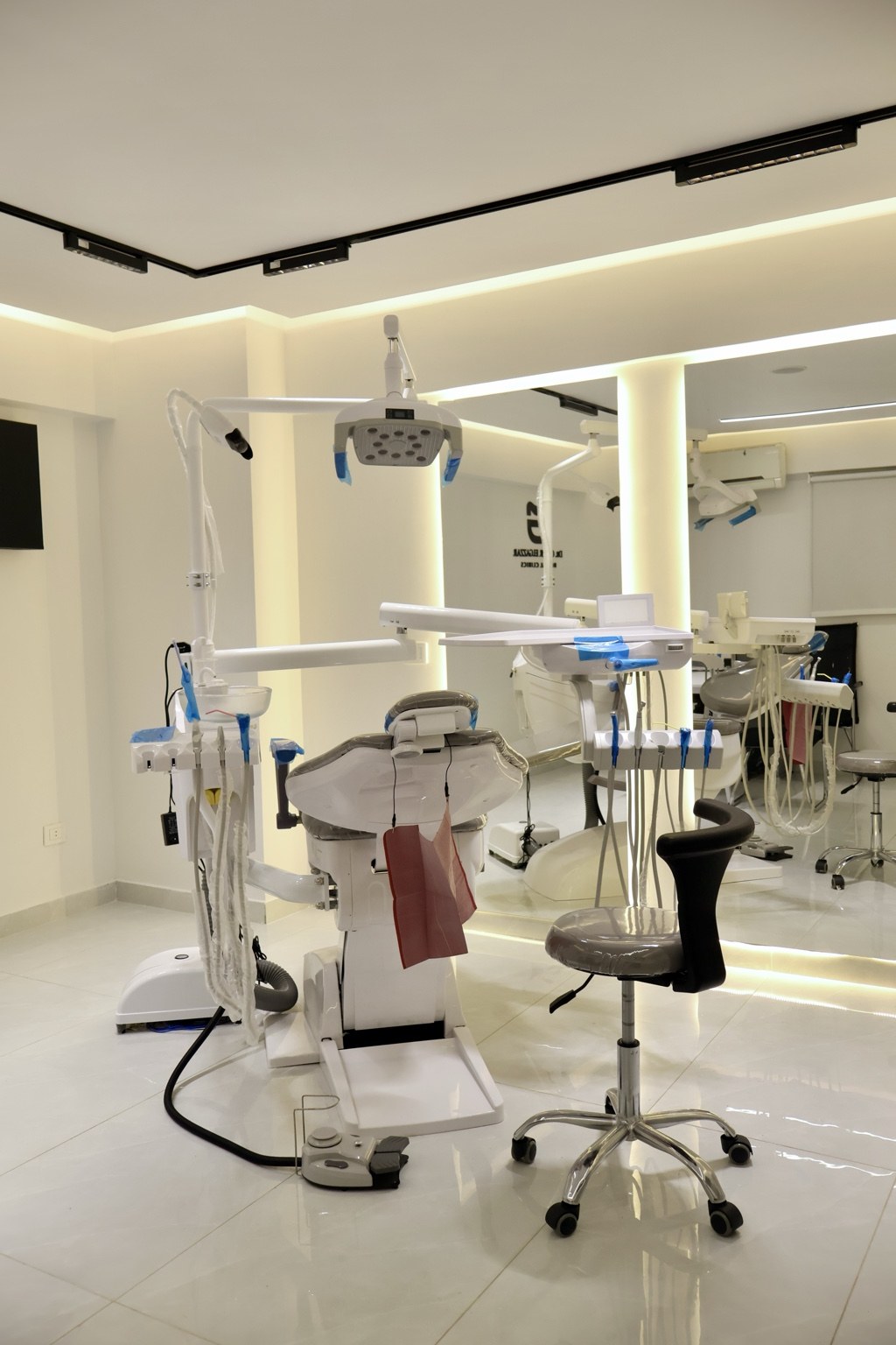 غرفة علاج الأسنان داخل GAZZAR Dental Clinic