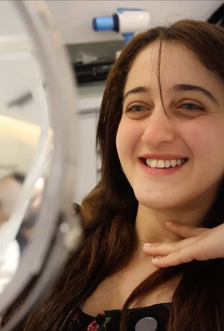 ابتسامة طبيعية داخل GAZZAR Dental Clinic